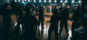 DANCER PROMOTION SYSTEM 舞者評選計畫 只要你是我們的正式學員，並完成不同階段課程並對應課程時數，就有加入舞者評選計畫，開啟職業舞者之路！展開你的舞台夢！  我們從1999年至今，承接過無數藝人演唱會與MV拍攝，我們需要更多熱愛表演與嚮往職業舞者的新血，來加入這個專業的舞蹈事業。  我們配合過的藝人有： 李玟CoCo、羅志祥、蕭亞軒、王力宏、張惠妹、林俊傑、周興哲、周湯豪、姜濤、安心亞、SHE、朱碧石、原子少年、蕭敬騰、魏如萱、ELLA、AKIRA、楊謹華、薛恩、謝盈萱、陳庭妮、林廷憶、謝瓊煖、曾菀婷、孫盛希、黃宣、ØZI、9m88、陳若穎、彭佳慧、羅文裕、羅時豐、Yappy、吉那、Misa米莎、官靈芝、JPM、張志成、陳冠希、LOLLIPOP棒棒堂、超克7、ROOMIE、天天、TENSION、麻吉MACHI、七號琳達、徐婕兒、BAD、徐若瑄、黃立行、JOANNA馮瑋君、 RENEE、SAYA、本多RURU、卓文宣、草蜢 等 舞魂的學員隨時都可以開始加入舞者評選計劃，展開你的舞者之路，站上你嚮往的專業舞台！