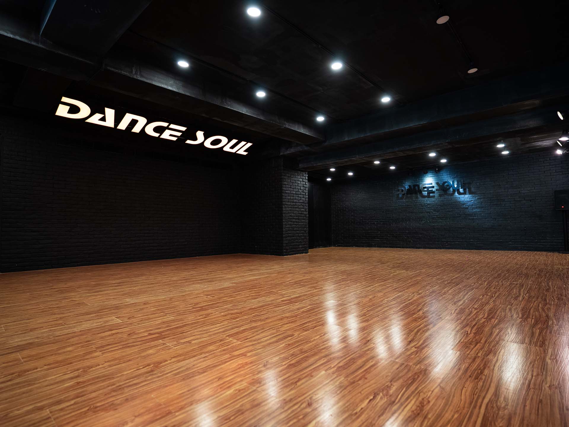 環境|安心上課與練習的舞蹈空間 1 DANCE SOUL 教室內部環境,鏡面與舞蹈練習空間