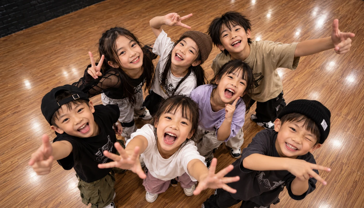 一群穿著街舞服裝的兒童在 DANCE SOUL 教室抬頭看向鏡頭