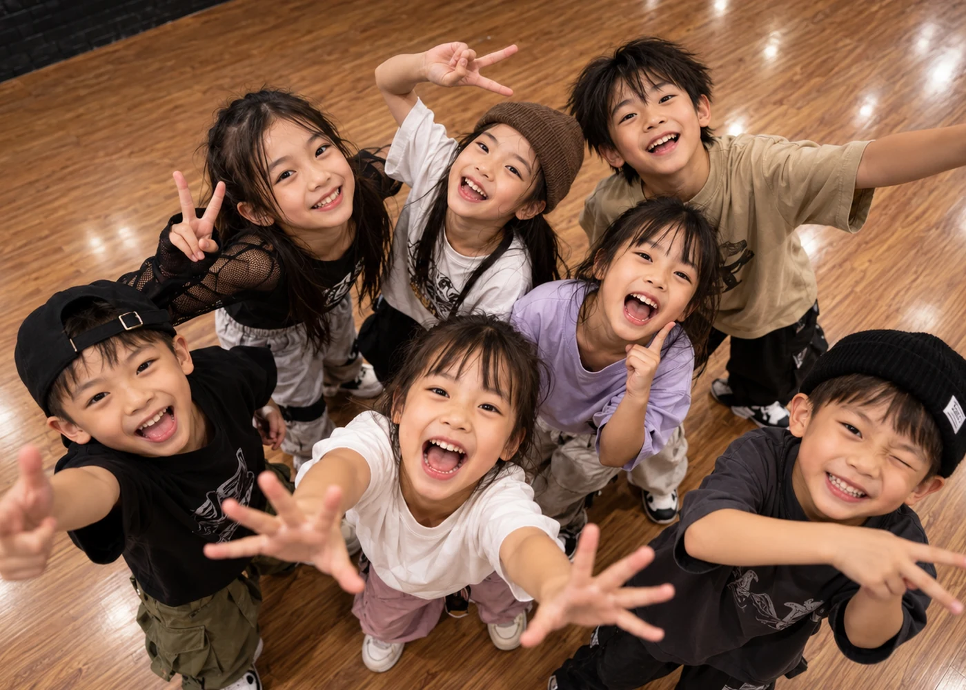 一群穿著街舞服裝的兒童在 DANCE SOUL 教室抬頭看向鏡頭